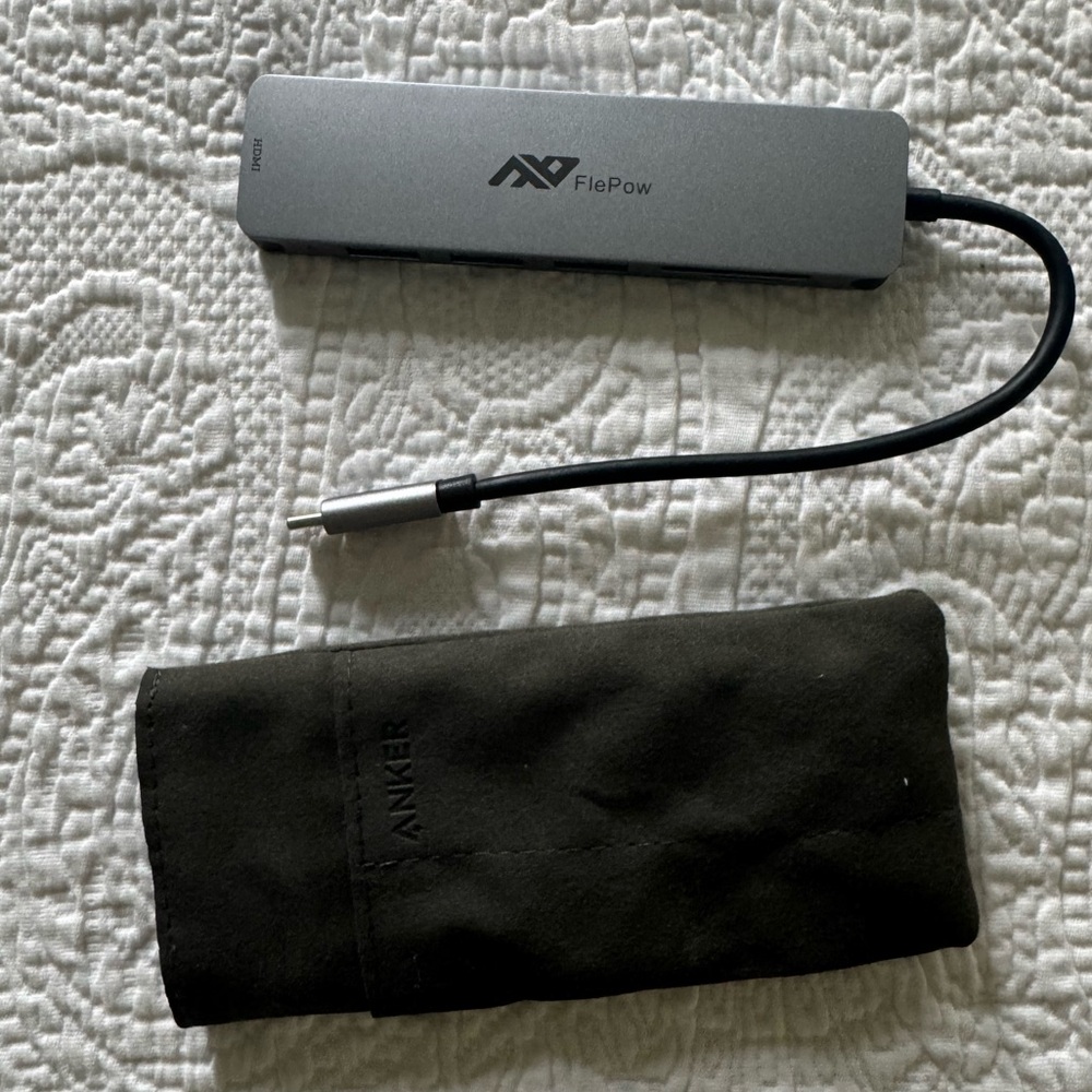 FlePow USB-C Hub with Anker Pouch